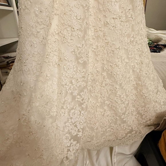 David’s Bridal Wedding Dress/ Gown Ivory lace and pearls - Picture 8 of 14